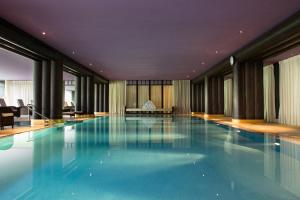 日内瓦日内瓦保护区温泉酒店的大楼内一个蓝色的大型游泳池