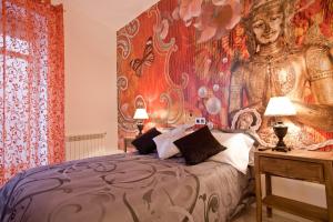 马德里福斯特旅馆的一间卧室配有一张壁画大床
