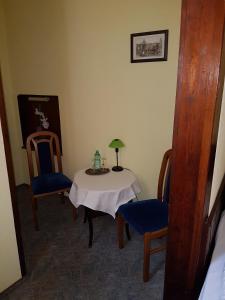 巴哈拉赫斯塔莱克伯格咖啡厅酒店的一间设有桌子、两把椅子和一盏灯的房间
