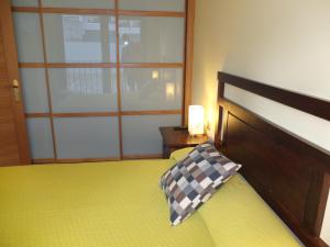 巴约讷Apartamentos Ababides Playa的一间卧室配有一张带枕头的床