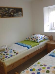 BrösaFerienwohnung Alte Brennerei的一间卧室设有两张床和窗户。