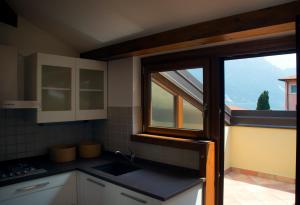 加尔达湖滨Appartamento i Sentieri 23的厨房设有窗户和水槽