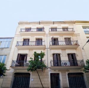 巴塞罗那格拉西亚中心公寓的旁边带阳台的建筑