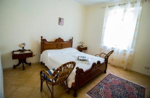 Aiello CalabroB&B CASA VACANZE Benvenuti al Sud的卧室配有一张床和一张桌子及椅子