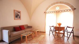 耶路撒冷玛科特庭院 - 套房酒店的客厅配有沙发和桌子