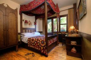 伊斯坦布尔佐伊女皇酒店 的一间卧室配有一张四柱床和天蓬