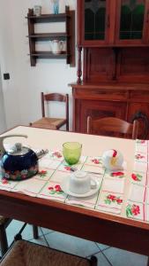博拉泰Emi Apartment的一张桌子,上面有桌布和盘子