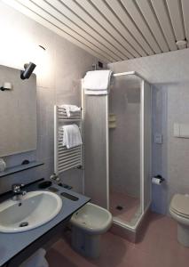 利多迪卡马约雷名誉酒店的带淋浴、盥洗盆和卫生间的浴室