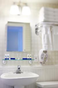 威尔伍德克拉斯特Pan American Oceanfront Hotel的白色的浴室设有水槽和镜子
