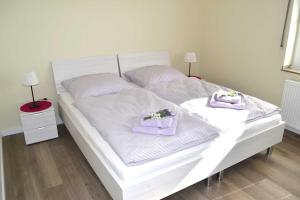 布吕根Ferienwohnung Lavendel的一张白色的床,上面有两条毛巾