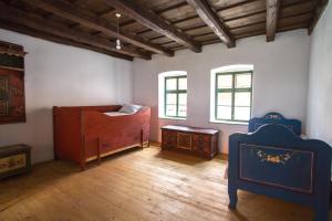 维斯克里Viscri 9的客房设有两张床、一张桌子和窗户。
