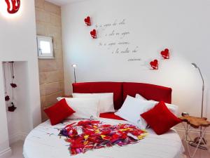 莱切Corte del Pascià的一张墙上红床头板上的床
