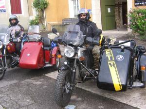 Châtenois洛吉塔旅游洛普酒店的坐在摩托车上,边车的人