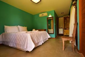 MartinsPousada Rancho da Serra的卧室配有白色的床和绿色的墙壁