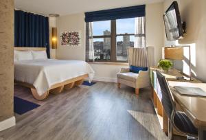 纽约Arthouse Hotel的配有一张床和一张书桌的酒店客房
