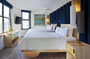 纽约Arthouse Hotel的一间带两张床和电视的大卧室