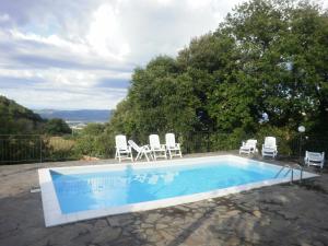 Casa vacanza montecapino内部或周边的泳池