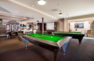 悉尼格兰维尔酒店的台球室,内设台球桌