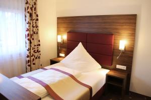 弗雷兴罗卡姆酒店的一间卧室配有一张带木制床头板的床