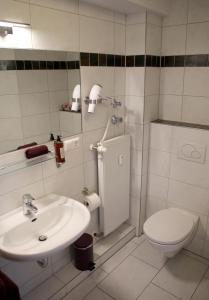 弗雷兴罗卡姆酒店的白色的浴室设有卫生间和水槽。