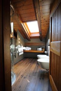 VignolaB&B il Sambuco的一间带两个水槽和天窗的浴室