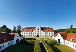 劳特拉赫劳特拉施宫酒店的一座白色的大建筑,有红色的屋顶