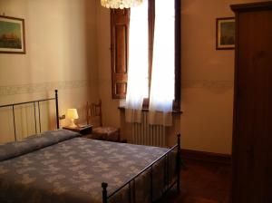 苏尔莫纳圣嘉勒住宿加早餐酒店的一间卧室设有一张床和一个窗口
