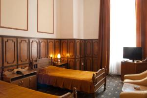 卢戈日Hotel Dacia的酒店客房设有两张床和电视。