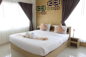 廊开廊开水晶酒店的一间卧室配有带白色床单和枕头的床。