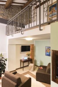 拉戈堡Isola Verde Resort的客厅设有楼梯、沙发和桌子