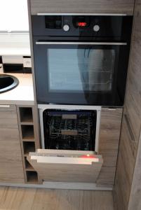 科沙林Apartament 1Maja的厨房配有微波炉,橱柜里