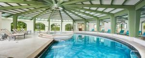巴特霍夫加施泰因Das Alpenhaus Gasteinertal的一个带大型天花板的室内游泳池