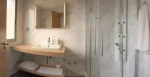阿尔切纳阿奇巴尔套房公寓的带淋浴、盥洗盆和镜子的浴室