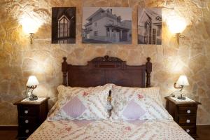 La Mata de los OlmosApartamentos Rurales Millan的一间卧室配有一张床、两个床头柜和两盏灯。