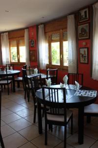 GallocantaAllucant - Gallocanta的用餐室设有桌椅和窗户。