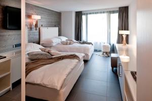 达沃斯莫洛桑尼五十一号酒店 - 仅提供客房的酒店客房设有两张床和电视。