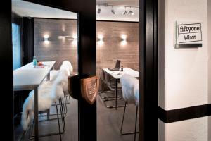 达沃斯莫洛桑尼五十一号酒店 - 仅提供客房的餐厅设有一排带白色椅子的桌子