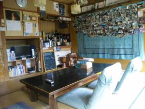 本部冲绳本部町旅馆的一间房间,内设桌子和长凳