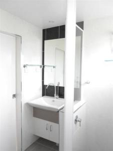 Shute Harbour珊瑚酒店的白色的浴室设有水槽和镜子