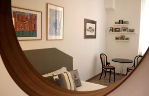 文蒂米利亚卡萨特露奇住宿加早餐旅馆的镜子反射着一个房间,配有一张床和一张桌子