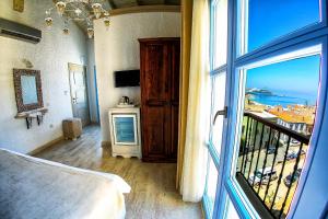 切什梅范缇别墅的卧室设有海景窗户。