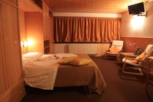 法申Residence Prada的酒店客房设有床和窗户。