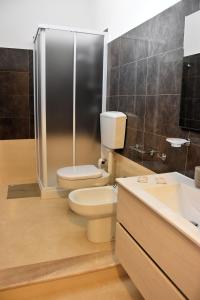 桑布卡迪西奇利亚B&B Il Saracen的浴室配有卫生间、盥洗盆和淋浴。
