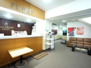 长野长野潮流酒店的一间设有一张沙发和一个柜台的商店的房间