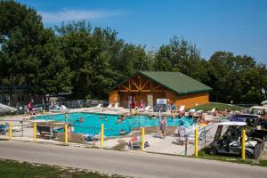 Elkhart LakePlymouth Rock Camping Resort One-Bedroom Cabin 6的一座大型游泳池,里面设有人员