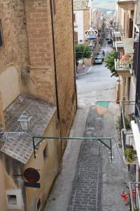 桑布卡迪西奇利亚B&B Il Saracen的一条小巷,一条街道