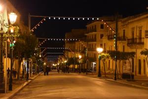 桑布卡迪西奇利亚B&B Il Saracen的城市街道,晚上有圣诞灯