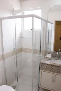 弗洛里亚诺波利斯马德罗港酒店的带淋浴和盥洗盆的浴室