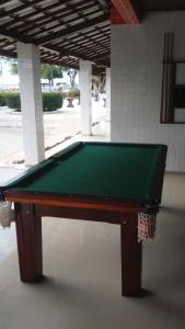 萨利纳斯-达马加里达Salinas Praia Hotel的坐在大楼前的绿色台球桌