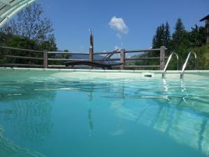 圣维吉利奥奥坦西亚别墅住宿加早餐旅馆的一个带水滑梯的游泳池